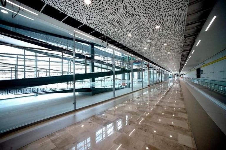 En la imagen, uno de los pasillos del AIFA. Créditos: Twitter