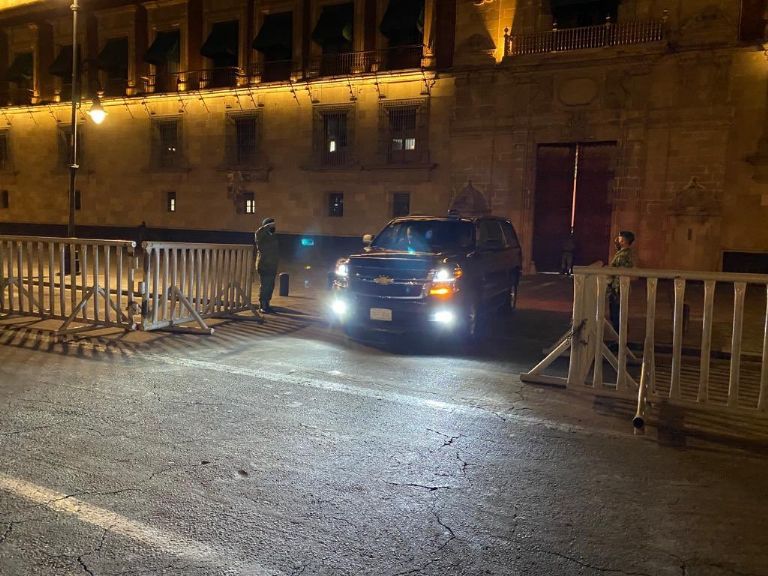 En la imagen, la camioneta en la que salió AMLO este lunes 21 de marzo rumbo al AIFA. Créditos: El Universal