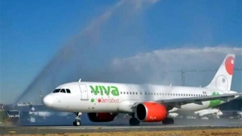 VIDEO: Entre aplausos y con chorros de agua, aterriza primer vuelo en el AIFA