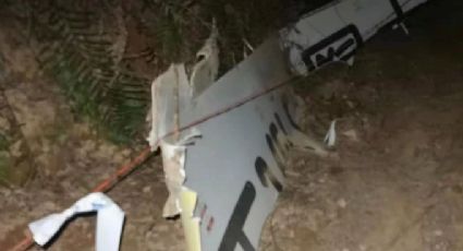 Rescatistas dan con una de las cajas negras del Boeing 737 que se estrelló al sur de China