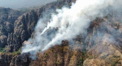 Labores para sofocar el incendio en el cerro del Tepozteco siguen; fue provocado por una persona