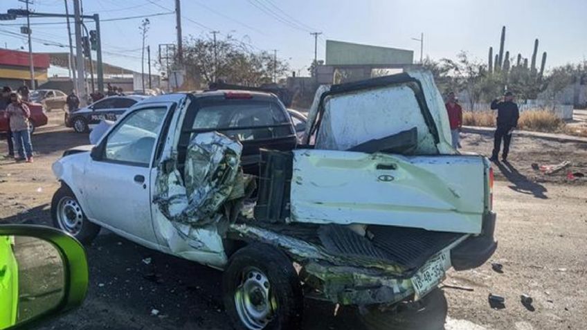 Camión provoca choque en la salida sur de Hermosillo; dos personas fueron llevadas al hospital