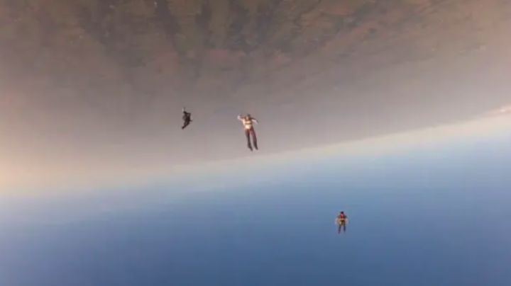 VIDEO: ¡De impacto! Paracaidistas chocan en plena caída libre; uno queda inconsciente