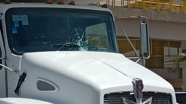 En la imagen, los estragos del ataque de presuntos Yaquis a transportistas, en Loma de Guamúchil