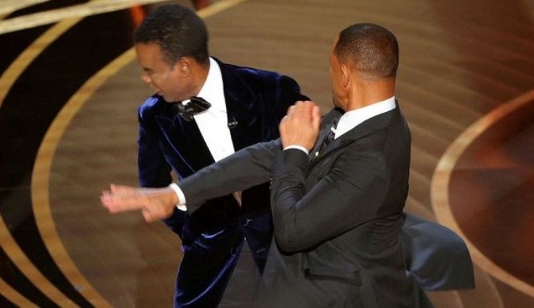En la imagen, Will Smith golpea a Chris Rock