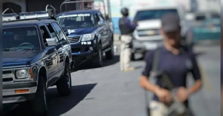 Autoridades llegan al sitio del crimen