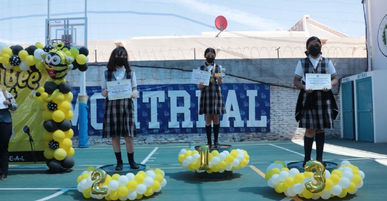 Niños con sus reconocimientos