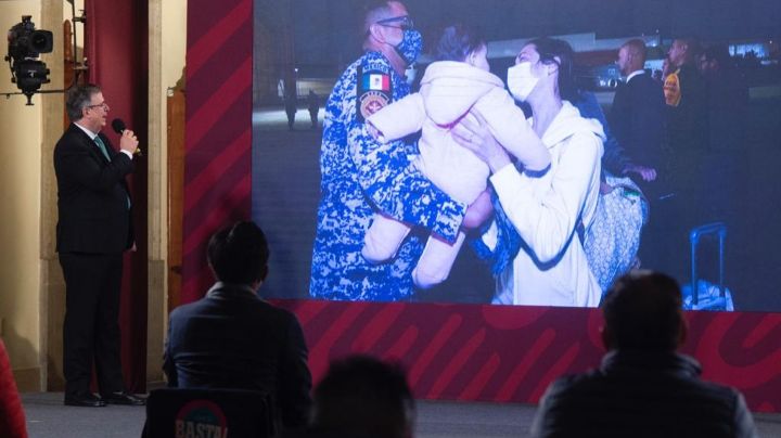 Ebrard: Así fue la llegada de los mexicanos rescatados de la guerra entre Ucrania y Rusia