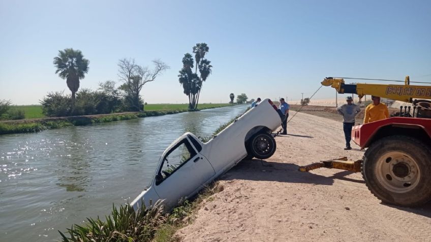 Cajeme: Por conducir a exceso de velocidad, pierde el control de su auto y cae a canal de riego