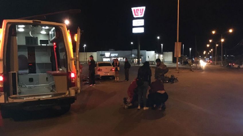 Por no respetar el semáforo, motociclistas chocan con otro vehículo en Guaymas