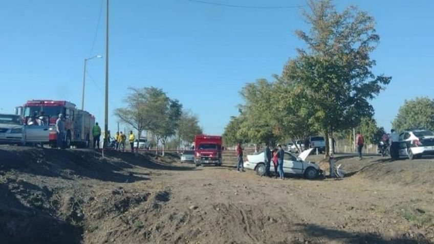 Jovencita muere en la salida sur de Navojoa tras chocar su automóvil contra un árbol