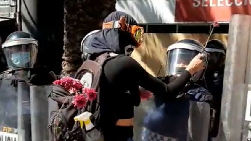 VIDEO: Colectivo feminista regala flores a mujeres policías que resguardan la macha en CDMX