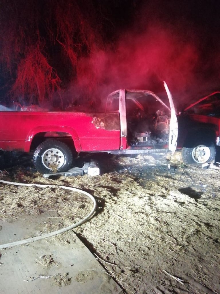 En la imagen, la camioneta que se incendió en el poblado de Cócorit, en Cajeme