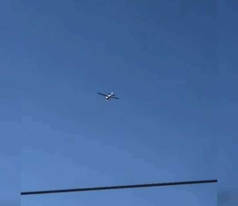 En la imagen, la avioneta que lanzó los volantes en tierras de Jalisco