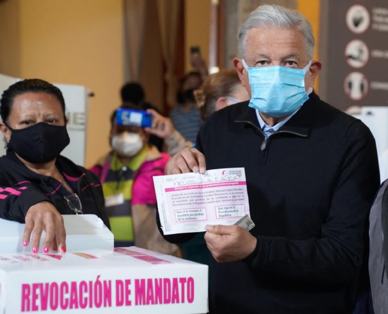 En la imagen, el presidente AMLO acudió a participar en la Consulta Popular de Revocación de Mandato