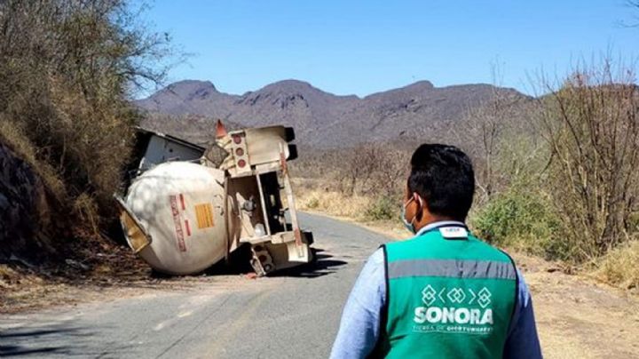 Se vuelca pipa en tramo Rosario Tesopaco-Yécora; Protección Civil cierra carretera