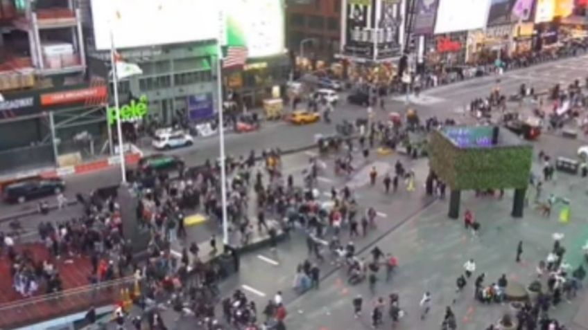 (VIDEOS) Pánico en Times Square: Se registra fuerte explosión en una alcantarilla