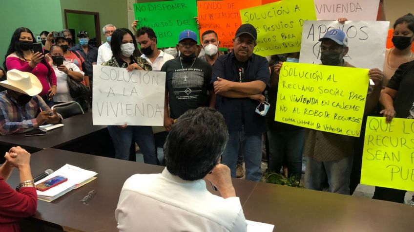 Manifestantes irrumpen en Ayuntamiento de Cajeme y exigen solución a problema de viviendas