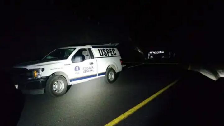A la orilla de una autopista, abandonan 'encobijado' en Michoacán; fue decapitado