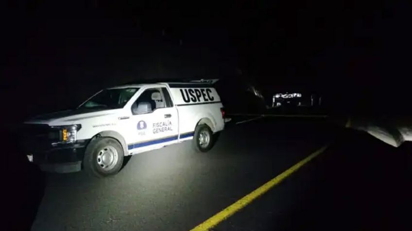A la orilla de una autopista, abandonan 'encobijado' en Michoacán; fue decapitado