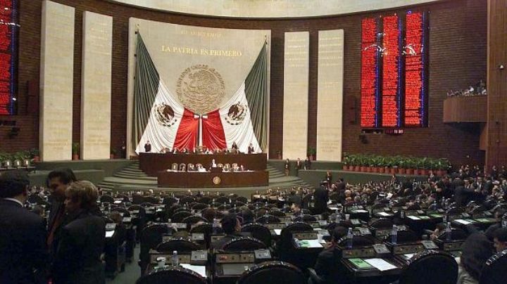 (VIDEO) Reforma Eléctrica de AMLO: En 5 camiones, arriban diputados por Morena a San Lázaro