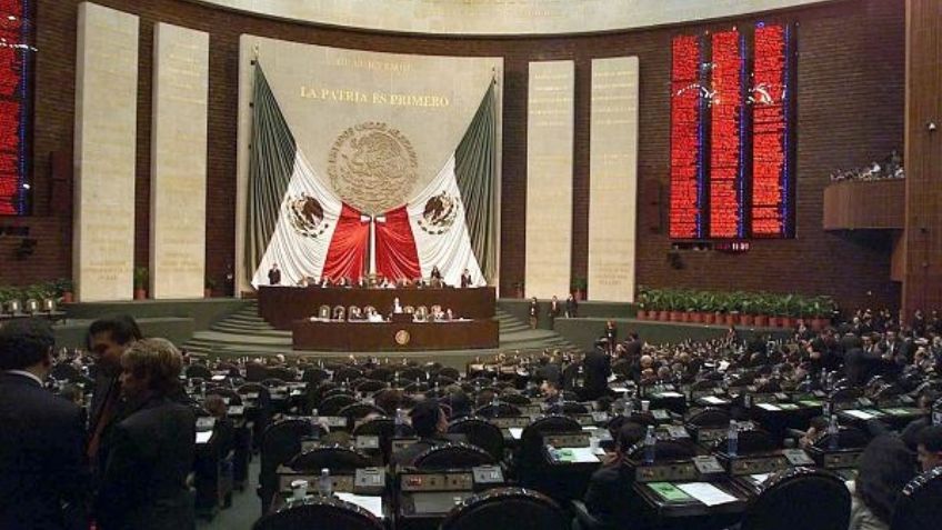 (VIDEO) Reforma Eléctrica de AMLO: En 5 camiones, arriban diputados por Morena a San Lázaro