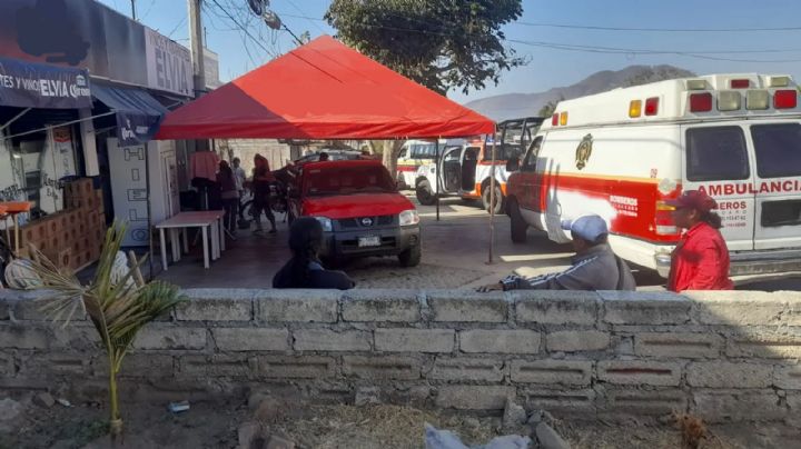 Un hombre y una mujer son acribillados al exterior de una tienda; él murió y ella está herida