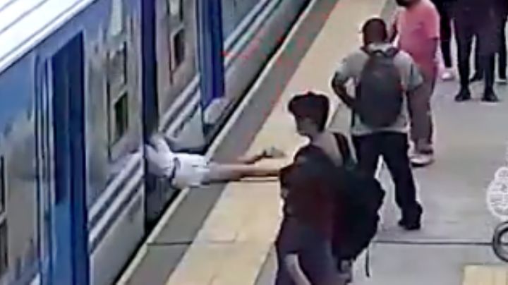 (VIDEO) Microinfarto: Mujer cae a las vías de un tren ante los ojos de los usuarios
