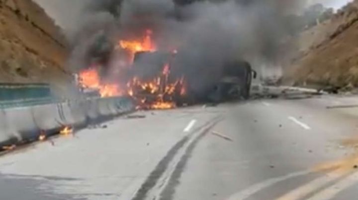 Fuerte accidente en la México-Puebla: Tráiler colisiona con autobús y provoca voraz incendio