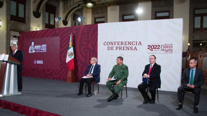 Muertes y hospitalizaciones por Covid-19 siguen a la baja; AMLO exhorta a recibir vacuna