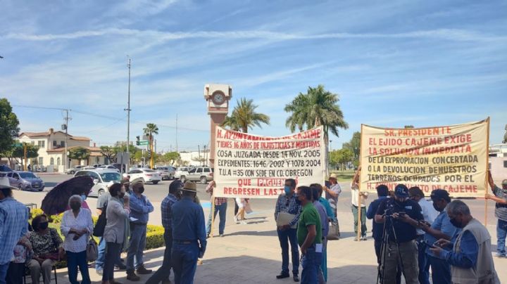 Ejidatarios se manifiestan frente a Palacio Municipal en Ciudad Obregón