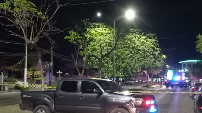 Agente de investigación es asesinando a balazos al viajar en su camioneta; reportan otro herido