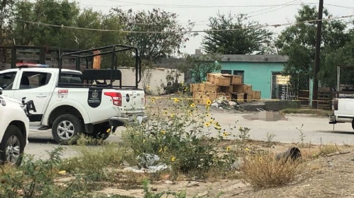 De un balazo en la cabeza, hombre es asesinado junto a una camioneta en Nuevo León