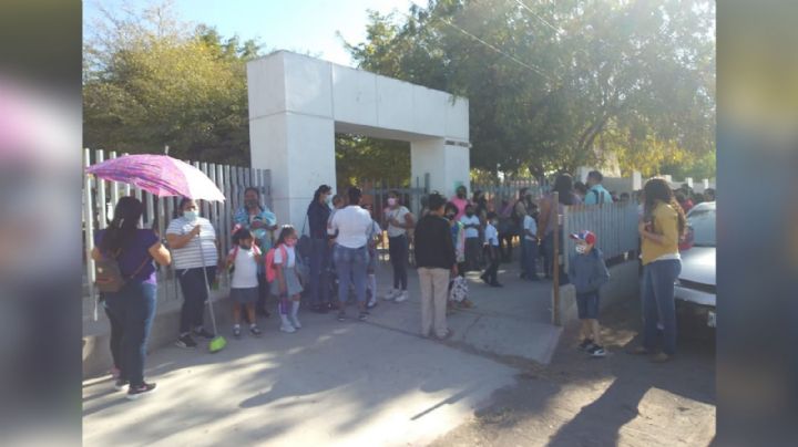 Padres de familia se manifiestan por falta de clases presenciales en Ciudad Obregón