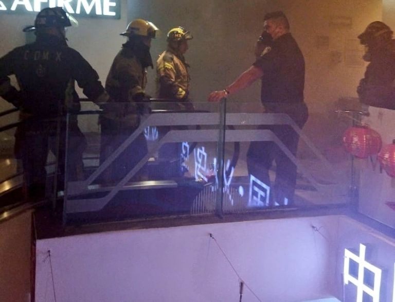 Autoridades se movilizaron por un incendio en una plaza comercial de CDMX.