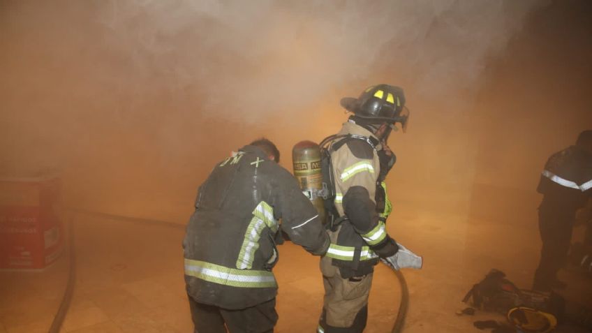 Pánico: Voraz incendio se desata al interior de plaza comercial en el Centro; hay 2 víctimas