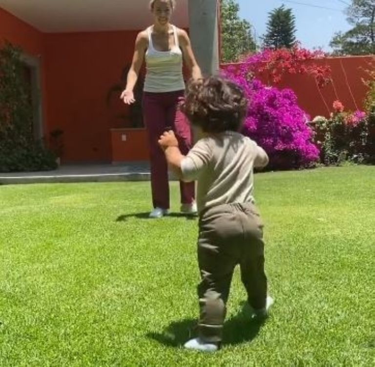 Liam Hayser da sus primeros pasos