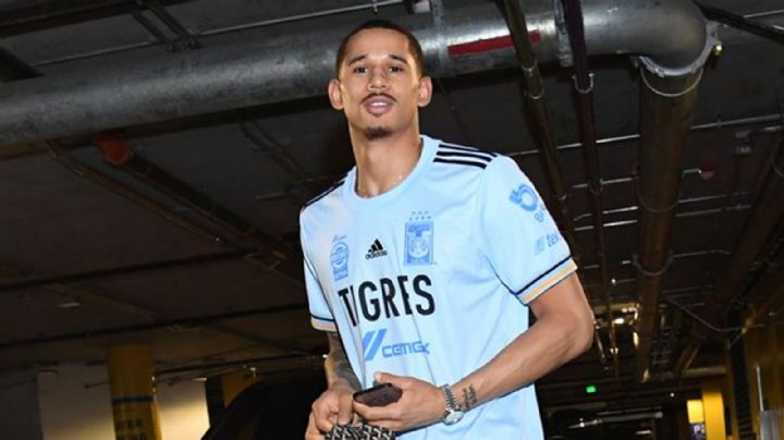Juan Toscano, incomparable: El mexicano llegó al Warriors vs Jazz vistiendo playera de Tigres