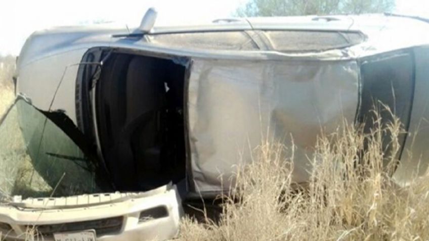 Por una distracción, conductor se vuelca en carretera de Guaymas y resulta lesionado