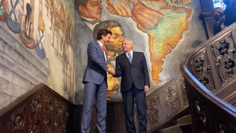 En la imagen, AMLO y Justin Trudeau se reúnen de forma presencial en Washington en noviembre del 2021