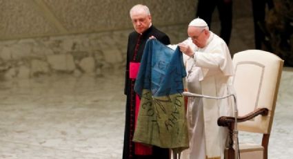 Papa Francisco insiste en poner fin a la guerra; besa una bandera procedente de Bucha