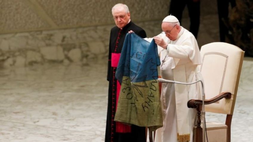 Papa Francisco insiste en poner fin a la guerra; besa una bandera procedente de Bucha