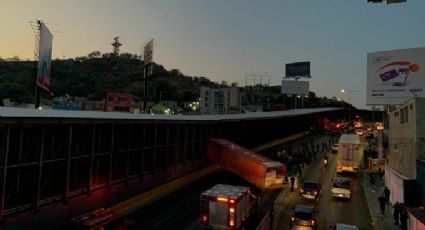 Mañana caótica en CDMX: Tráiler choca contra muro del STC Metro y frena el servicio