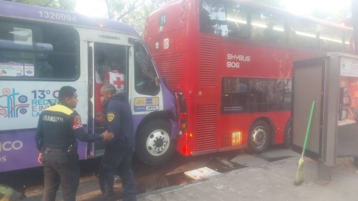VIDEOS: Autobús choca contra Metrobús en Paseo de la Reforma; hay 44 heridos, 5 de gravedad
