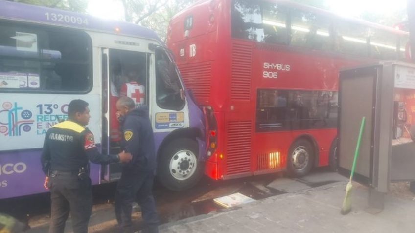VIDEOS: Autobús choca contra Metrobús en Paseo de la Reforma; hay 44 heridos, 5 de gravedad