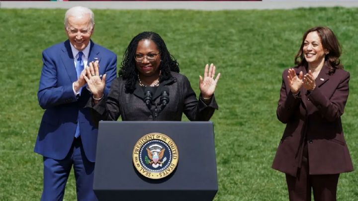 Ketanji Brown Jackson es elegida como la primera jueza afroamericana de la Corte Suprema de EU