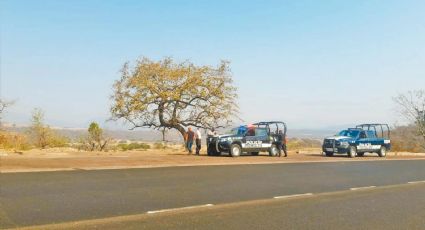 Encuentran el cadáver de un hombre a la orilla de la carretera; tenía puñaladas en la nuca