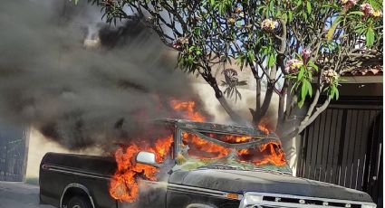 Ciudad Obregón: Vehículo arde en llamas a las afueras de una casa; un vecino lo incendiaría