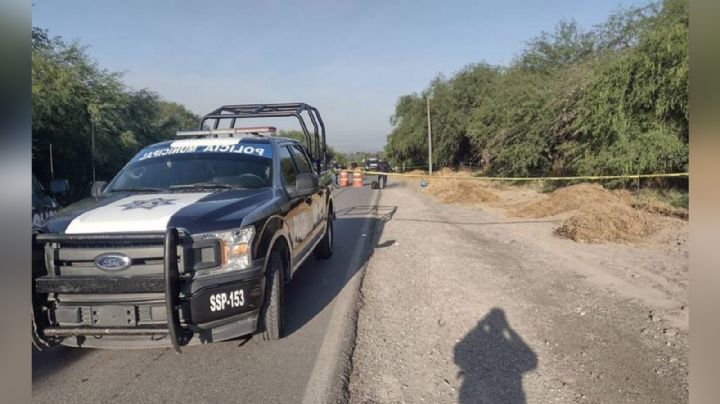 Abandonan cuerpo torturado a la orilla de una autopista; quedó boca abajo