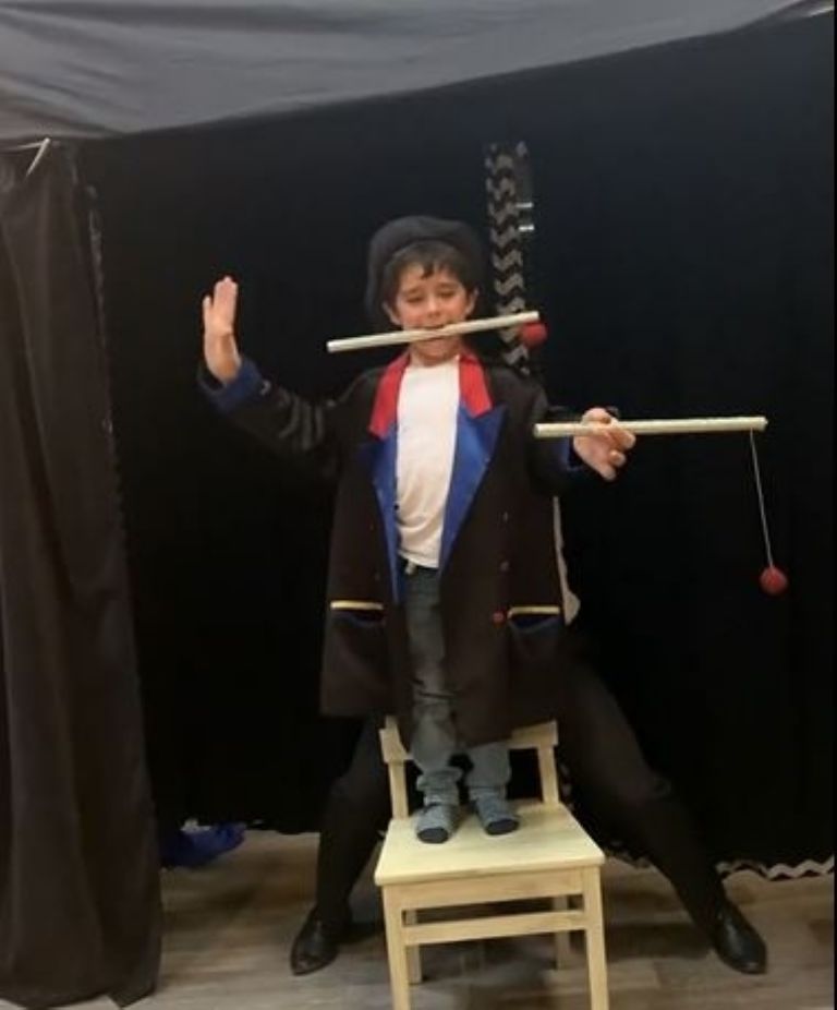 Hijo de Ariadne Díaz 'haciendo' trucos de magia